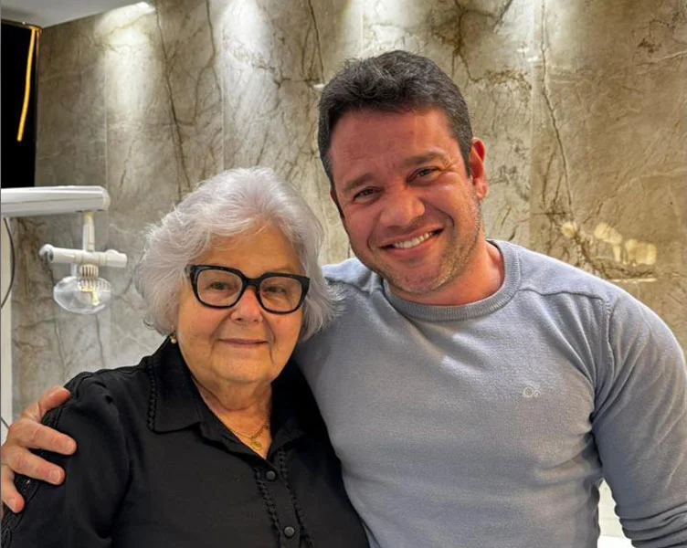 Dr. Hioanys abraçado a uma paciente no consultório