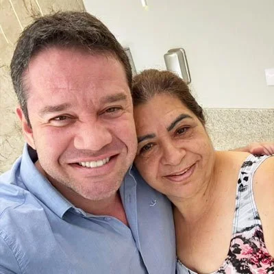 Dr. Hioanys com paciente após implante