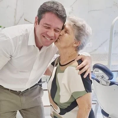 Dr. Hioanys atendendo paciente na Oral Máxima Class